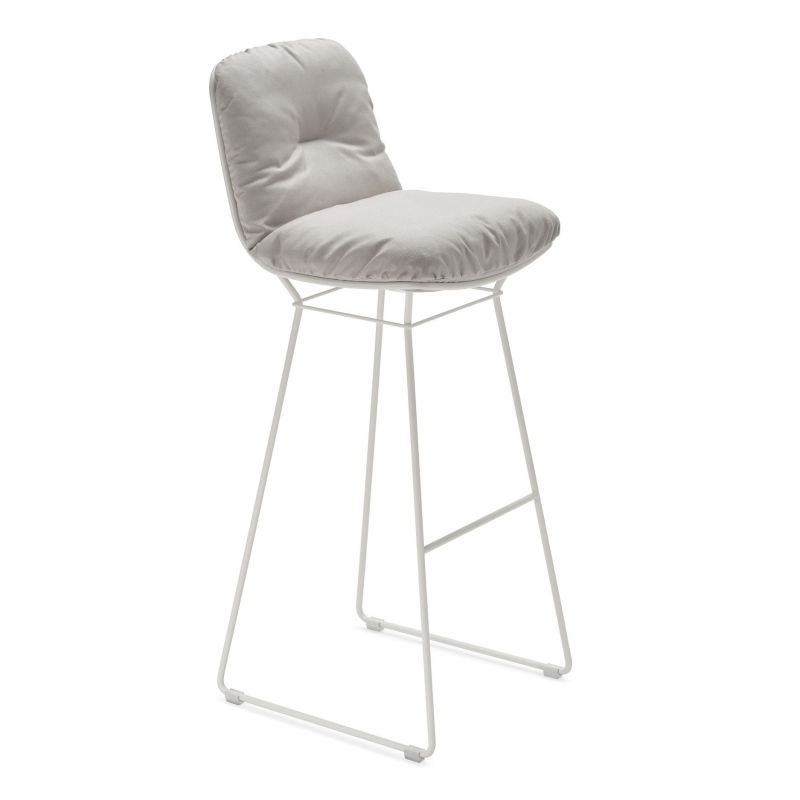 Leyasol Barhocker von Freifrau Manufaktur mit grauem Polster und weißem Metallgestell für die Küche.